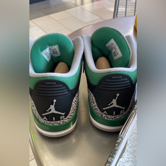 Jordan 3 Pine Green Size 12 New. Sat in my closet for months untouched. main image 4